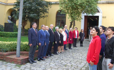 Galatasaray Lisesi’nde Cumhuriyetimizin 102. yılı, büyük bir heyecan ve birlik ruhuyla kutlandı.